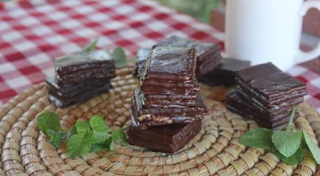 BOCADITOS DE AVELLANAS Y CHOCOLATE. Sin lácteos, sin azúcar y sin gluten BOCADITOS DE AVELLANAS Y CHOCOLATE. Sin lácteos, sin azúcar y sin gluten
