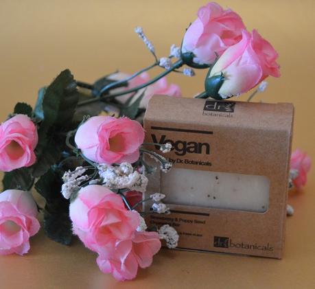 El Jabón “Strawberry & Poppy Seed Cleansing Bar” de DR. BOTANICALS