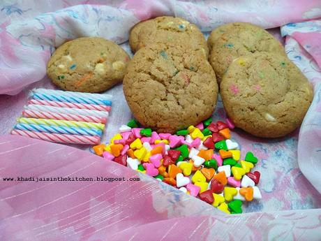 BISCUITS À LA FARINE DE BLÉ, AUX VERMICELLES COLORÉS ET AUX PÉPITES DE CHOCOLAT / WHOLE WHEAT FUNFETTTI CHOCOLATE CHIPS COOKIES / GALLETAS DE HARINA DE TRIGO. GRAGEAS DE COLORES Y CHISPAS DE CHOCOLATE  / بيسكوي بدقيق القمح و الشعيرية الملونة و حبيبات ا...