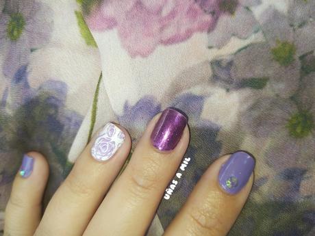 Diseño de uñas morado con flores