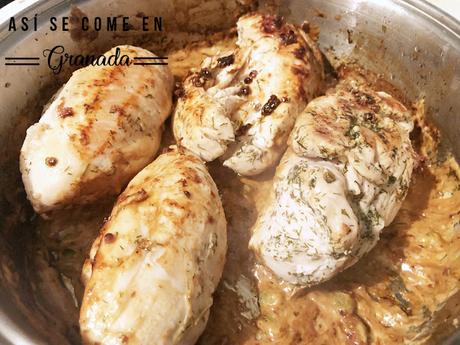 Pechuga de pollo en salsa de pimienta roja y alcaparras Pechuga de pollo en salsa de pimienta roja y alcaparras