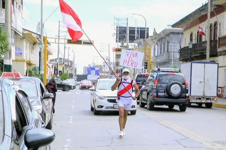 Bicentenario: atleta recorre 22 km y une Concepción y Huancayo portando en alto la bandera
