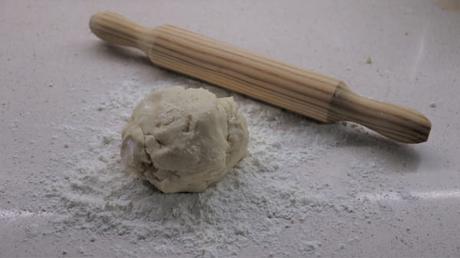 Quiche Lorraine de Bacón con Thermomix ® Ponemos la masa en la encimera y la estiramos con un rodillo