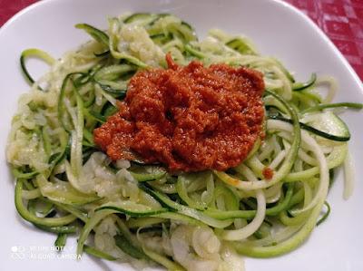 Espaguetis de calabacín con bacalao y pesto rosso