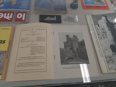 La cartelería del Castillo de los Templarios sirve como inspiración para una nueva exposición en La Biblioteca de Ponferrada 12
