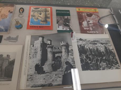 La cartelería del Castillo de los Templarios sirve como inspiración para una nueva exposición en La Biblioteca de Ponferrada 7