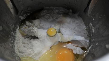 Ponemos el huevo la harina y la sal y mezclamos todo