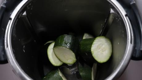 Ponemos los calabacines en el vaso y los trituramos