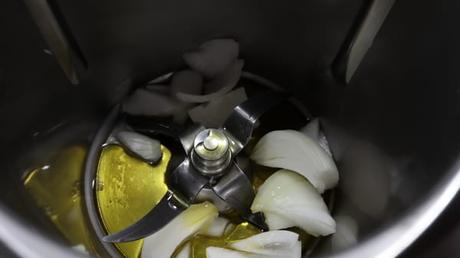 Ponemos la cebolla y el aceite y troceamos