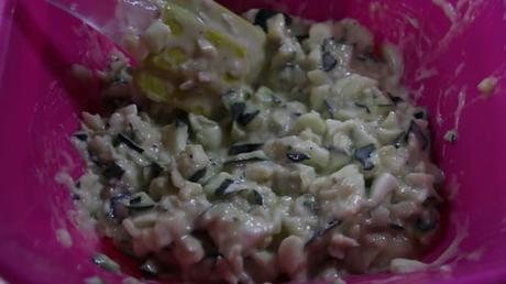 Echamos la mezcla en un bol y hacemos las bolas