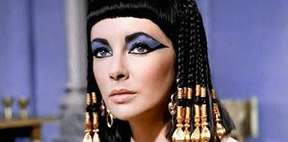 Cleopatra en el siglo XXI en Todos somos sospechosos