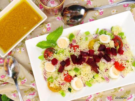 Ensalada de cuscús con verduras frescas , remolacha y vinagreta de mostaza