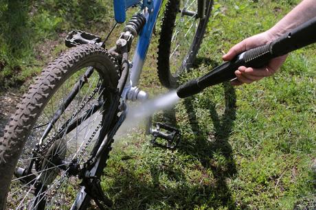 Cómo limpiar tu bicicleta con agua a presión