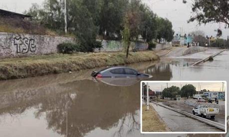 Vehículo queda atrapado en el agua en el bulevar Españita
