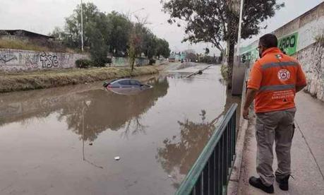 Vehículo queda atrapado en el agua en el bulevar Españita