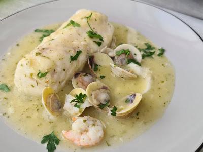 MERLUZA EN SALSA CON GAMBAS Y ALMEJAS MERLUZA EN SALSA CON GAMBAS Y ALMEJAS