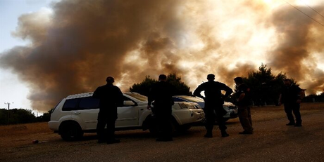 Crecen los esfuerzos en Grecia por apagar el gran incendio con gran escasez de medios