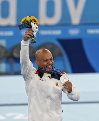 La exaltación de la dictadura. ¿De qué se ríe el Emérito? Y... deportista españoles anti Vox en las Olimpiadas de Tokio.