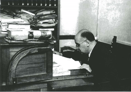 1930:José Mª de Cossío trabajando en la biblioteca de la Casona de Tudanca