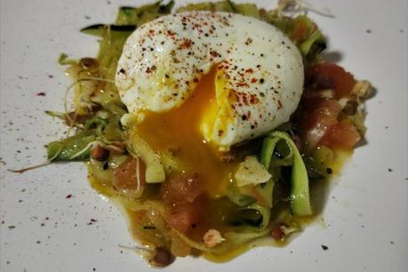 Tallarines de calabacín al ajillo con huevo mollet Tallarines de calabacín al ajillo con huevo mollet
