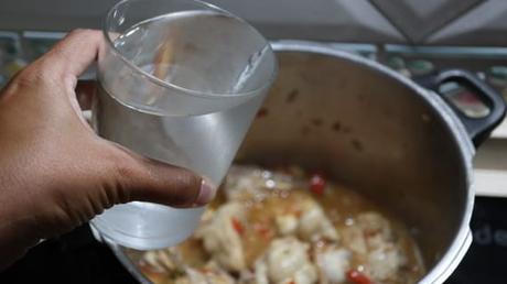 Echamos el agua y ponemos la olla exprés y lo cocinamos