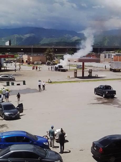 Camión 350 se incendió mientras surtía gas en una estación de servicio en la Autopista Regional del Centro