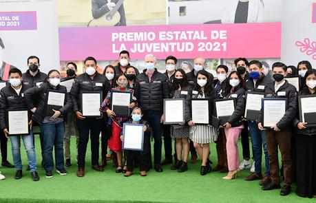 ENTREGA ALFREDO DEL MAZO MAZA EL PREMIO ESTATAL DE LA JUVENTUD DONDE RECONOCE EL PAPEL QUE DESEMPEÑAN LOS JÓVENES EN EL DESARROLLO DEL EDOMÉX