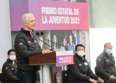 ENTREGA ALFREDO DEL MAZO MAZA EL PREMIO ESTATAL DE LA JUVENTUD DONDE RECONOCE EL PAPEL QUE DESEMPEÑAN LOS JÓVENES EN EL DESARROLLO DEL EDOMÉX