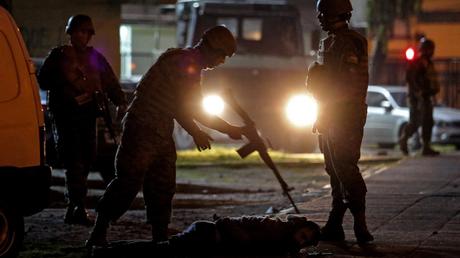 Atrapados, Entre la Derecha que no Quiere y la Izquierda que no Puede Atrapados, Entre la Derecha que no Quiere y la Izquierda que no Puede