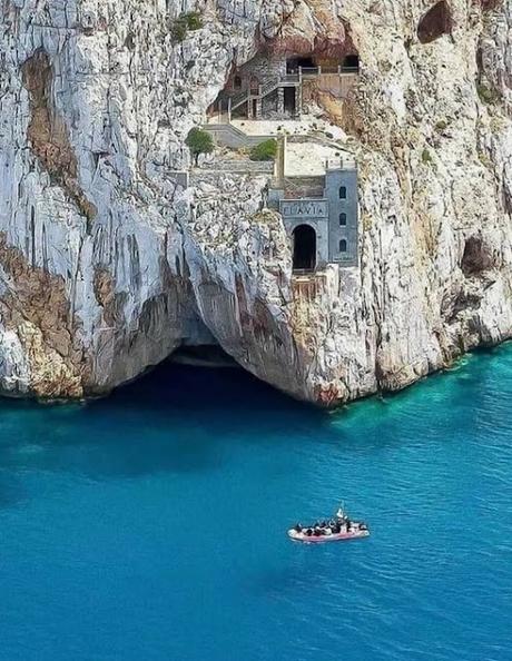 José Antonio Sánchez, un manipulador sin complejos… Y Ayuso, de vacaciones en Ibiza.