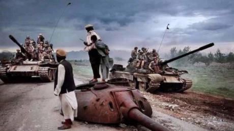 Los talibanes, tienen cercada a Kabul y negocian transición pacífica del poder.