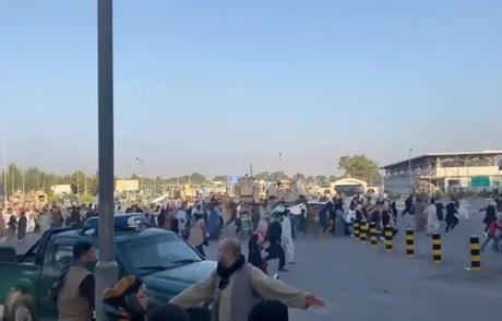 Afganistán: los talibanes reclaman la victoria, el aeropuerto de Kabul es un caos-Videos