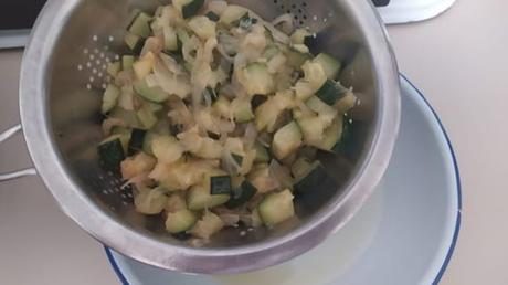 Tortilla de Calabacín – Receta Casera Ponemos los huevos y lo mezclamos con la cebolla y el calabacín