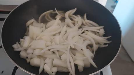 Tortilla de Calabacín – Receta Casera Ponemos la cebolla en la satén y pochamos todo junto