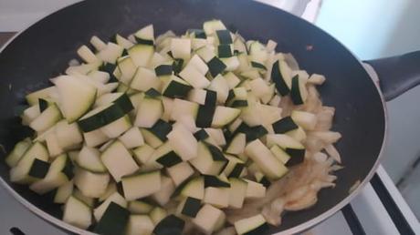Tortilla de Calabacín – Receta Casera Ponemos el calabacín ahora y rehogamos todo junto
