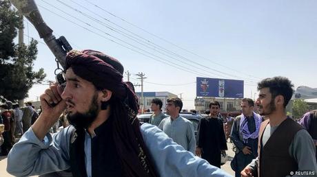 Talibanes impiden acceso al aeropuerto de Kabul de afganos que quieren salir del país