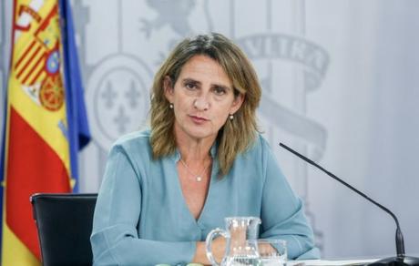 El Gobierno asegura que lo ha intentado todo para bajar el precio de la luz pero Endesa le pasa de un departamento a otro