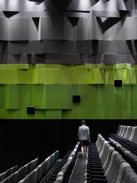 El universo exponencial de One Plus Partnership PAGE-008A-4