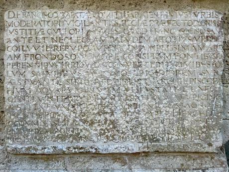 La columna de Julio César y su inscripción.