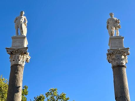 La columna de Hércules y su inscripción.