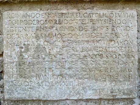 La columna de Hércules y su inscripción.