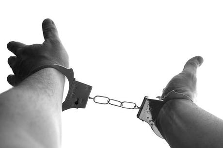 Algo se ha colado en nuestros oídos, pues la sordera es colectiva en el fondo del acantilado