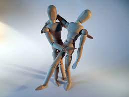 Algo se ha colado en nuestros oídos, pues la sordera es colectiva en el fondo del acantilado