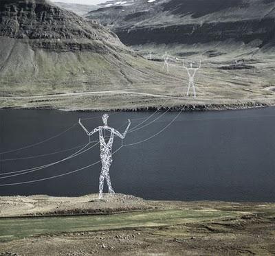 Torres electricas con forma humana