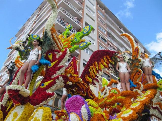 MAGIA Y COLOR EN LA BATALLA DE LAS FLORES DE LAREDO