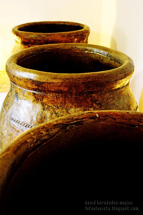 Tres tinajas que contuvieron en su día aceite, permanecen en pie en el Museo del Aceite de Baeza, Jaén