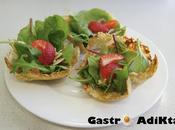 Aperitivos crujientes parmesano romero ensalada espinacas fresas