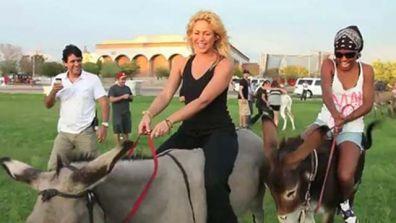 Shakira montada en un burro