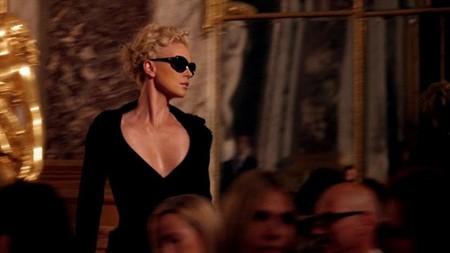 Charlize Theron comparte backstage con Grace Kelly, Marlene Dietrich y Marilyn Monroe. Mira el vídeo de J'Adore de Christian Dior