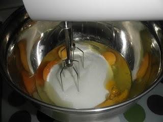 Bizcocho de quesitos y topping crujiente de coco y azúcar moreno